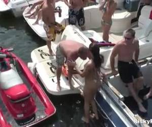 borrachas niñas van sexualmente sueltas en una fiesta de barco