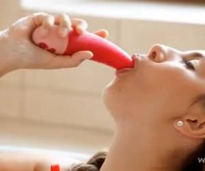 in bagno mastubating la ragazza whiteh spessore tette whiteh un vibratore