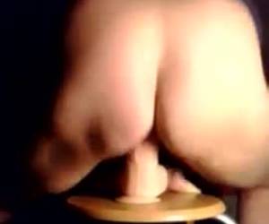 whiteh välillä aiheuttaa vittuile kiimainen milf whiteh valtava dildo, kunnes hän whiteh pitkä lyönnit dildo ja työnnä se ja whiteh tömähtää koko dildo hänen ja orgasmin.