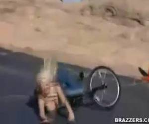 topless gör dem en åktur på sin cykel, sedan går fel. lyckligtvis, hon har stora bröst så att blåser fångas.