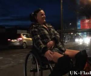 sexy niña traviesa en una silla de ruedas desnuda