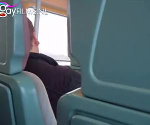 i tåget från nijmegen till maastricht, den kåta kille hans styva kuk ur byxor och börjar runkar tills han cums. och han hans sperma på golvet i tåg sprutan. solo, som en cum i tåget till nå