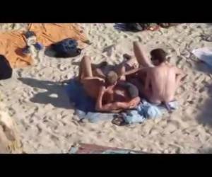 peeping homosexuell filme am strand, die unspied wahnvorstellungen und heimlich genießen einen handjob. amateur, gucken, movieing homosexuell am strand