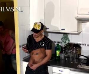 Stiekem mee rukken als zijn hetero kamergenoot aan het masturberen is