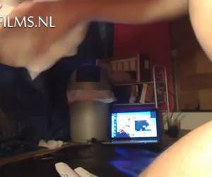 grandpère se laisse baiser par la machine de baise