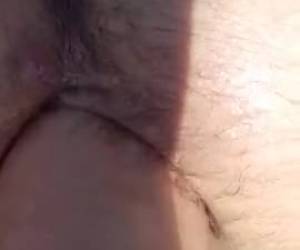 sitta i solen extrema homosexuella kön. whiteh näven i en hårig röv under omrörning. extraeme, knytnäve omrörning i hårig röv