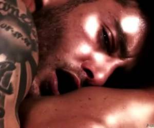 sudorosos cuerpos musculosos se entrelazan