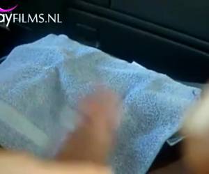 il ragazzo bianco tira in macchina il dildo negro fino a che egli cums