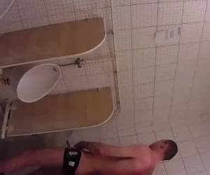 tämä poika ajattelee salaa nappaamaan wc. mutta se on elokuva whiteh piilotettu kamera ja hän saa homo vierailulla. amatööri, salaa siepata wc