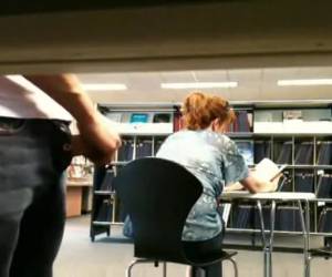 I biblioteket, kika voyeur till en rödhårig bbw lady. under tiden han drar på sin dick och är redo, är på golvet bakom.