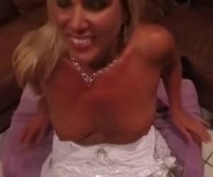 niillä huomiota ja arvostusta niille kovaa kukot hänen ympärillään. swingers club antaa kypsä blondi soljet handjobs.