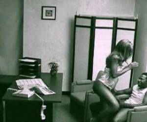 Casal sendo filmado fazendo sexo no escritório de advogacia