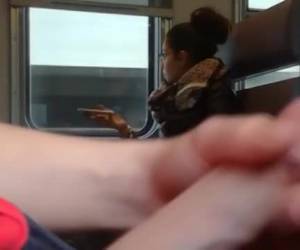 Han filmer hur han drar i tåget medan det finns en flicka om honom är att då ser ut och går away.he filmer hur han drar i tåget