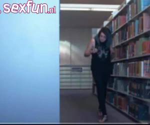 en la biblioteca delante de la webcam que la chica pocfuck de sus pantalones y dejó sus tetas mostrar