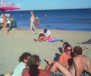 fellation et soustraction sur la plage nudiste
