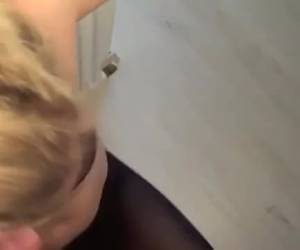 lui scopa la bocca di sua moglie, che è legata in su è
