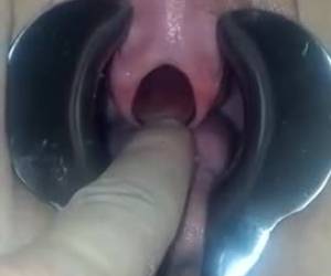 струбциной утка удерживая ее киска открытой насадки в ее уретры