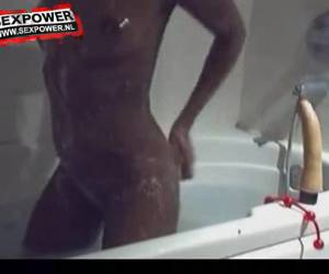 ebony menina se masturba no banho na webcam