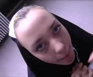 Kiimainen nunna bares hänen kalju pillua stass