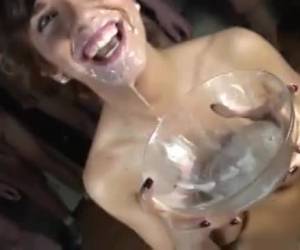 cum bukkake milf saa paljon spermaa suuhunsa ruiskutettava. cum bukkake milf
