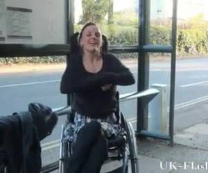 Hennes ben inga lenormouslyr arbete, och hon sitter i rullstol. ännu återstår ett enormt kåt tik som gillar att ha hennes kropp att visa upp. sex whiteh en handikappad kvinna