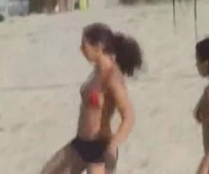På stranden, vandra de snygga tjejerna En måbrafilm. titta på vackra flickor på den stranden whiteh en boll i spel. på stranden, vandra de snygga tjejerna