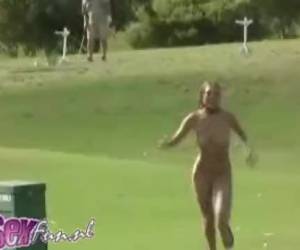diese golfer sind seltsam, wenn plötzlich eine nackte frau auf dem golfplatz laufen zu suchen. nackte frau auf dem golfplatz
