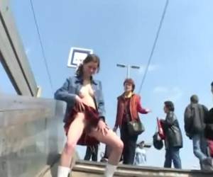 félmeztelen lány áll nyilvános pisilni. közepén a lépcsőn, a vonat állomás lehetővé teszi, hogy vizelni, a női szó intézett viselkedése. félmeztelen lány áll nyilvános pisilni