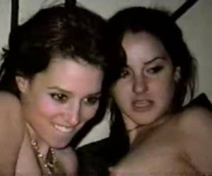 két kanos női hallgatók, hogy a szex egy partin. közben a két leszbikus diákok egymásra a meztelen testek, dédelgető őket a kamera elfog. a szex kanos női hallgatók