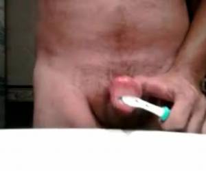 Masturbación masculina con cepillo eléctrico