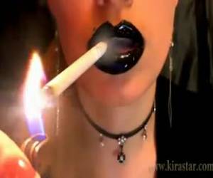 Kira fetichista y fumadora